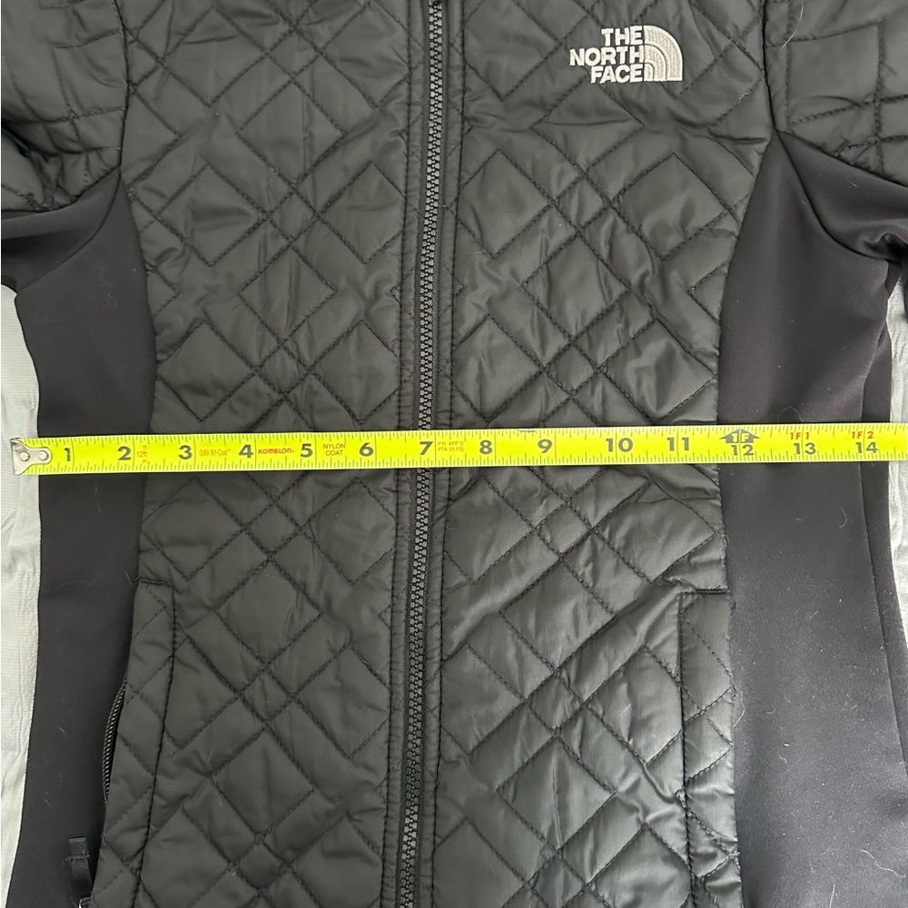 The North Face Girls' Quilted 10-12 Jacket - Picture 6 of 11